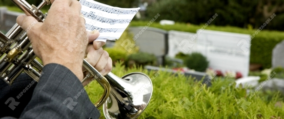 Trompeter blst zur Beerdigung